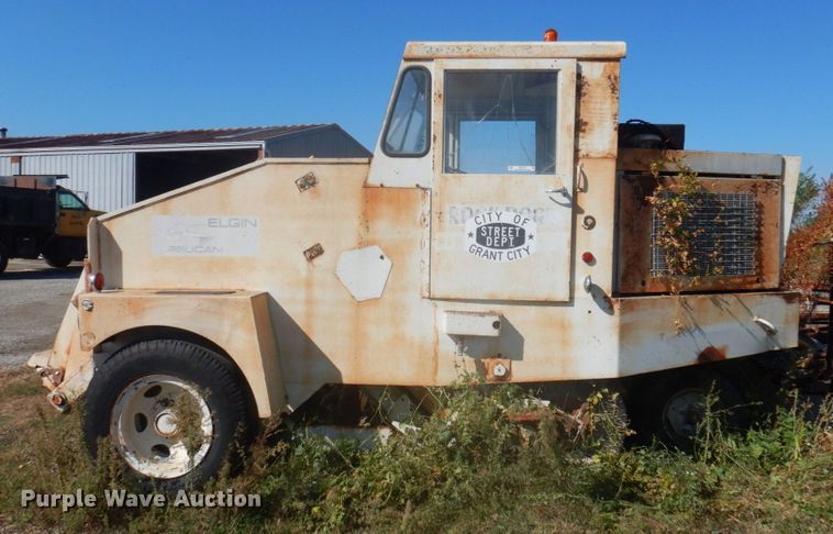 image for item MU9769 Elgin Pelican  street sweeper truck