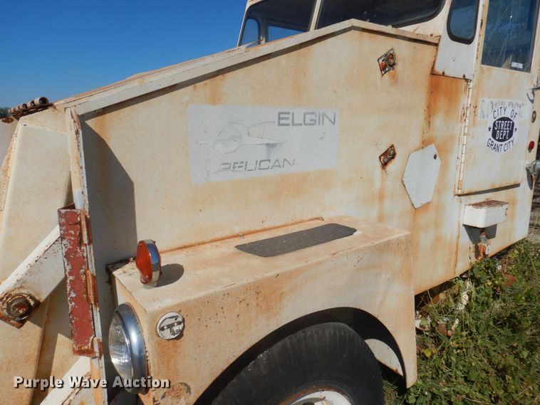 image for item MU9769 Elgin Pelican  street sweeper truck