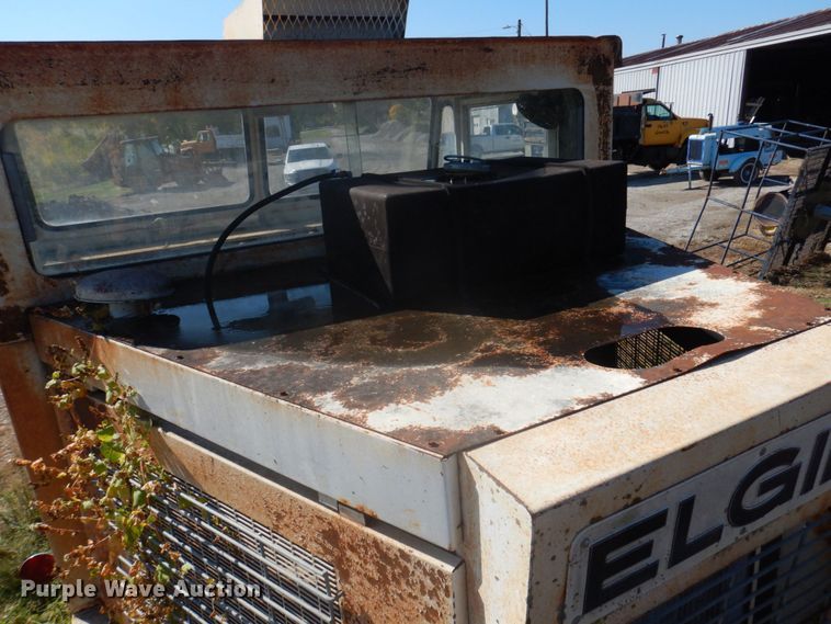 image for item MU9769 Elgin Pelican  street sweeper truck