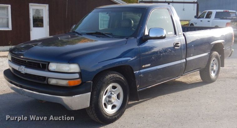 image for item MW9305 2000 Chevrolet Silverado 1500  pickup truck