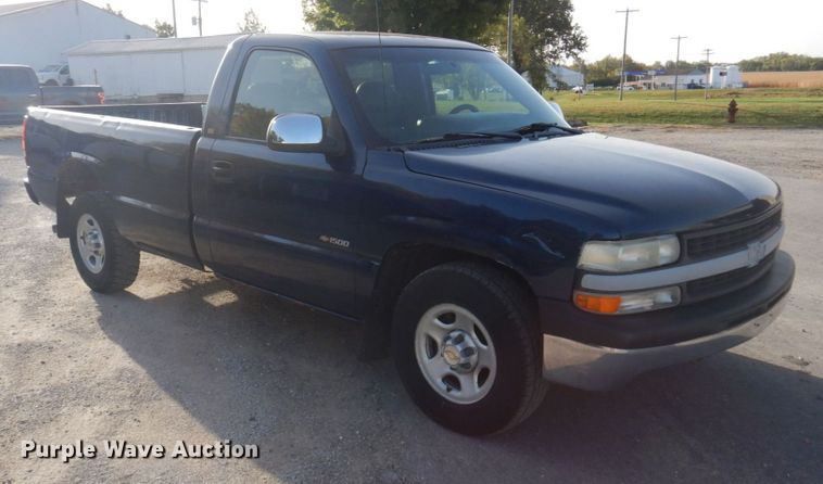 image for item MW9305 2000 Chevrolet Silverado 1500  pickup truck