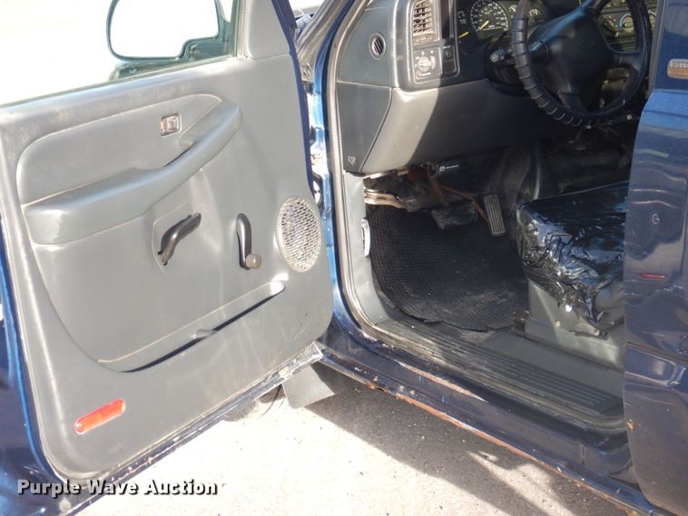 image for item MW9305 2000 Chevrolet Silverado 1500  pickup truck