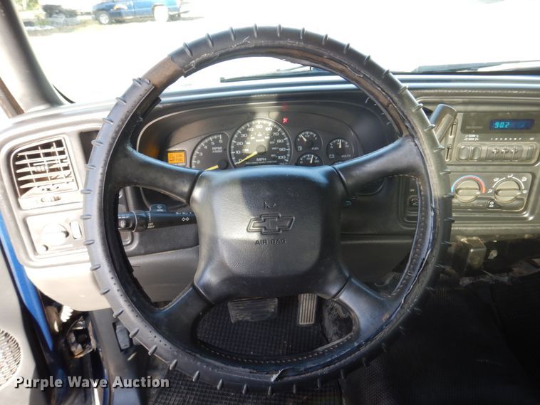 image for item MW9305 2000 Chevrolet Silverado 1500  pickup truck