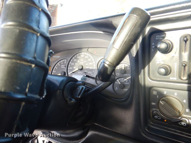 image for item MW9305 2000 Chevrolet Silverado 1500  pickup truck