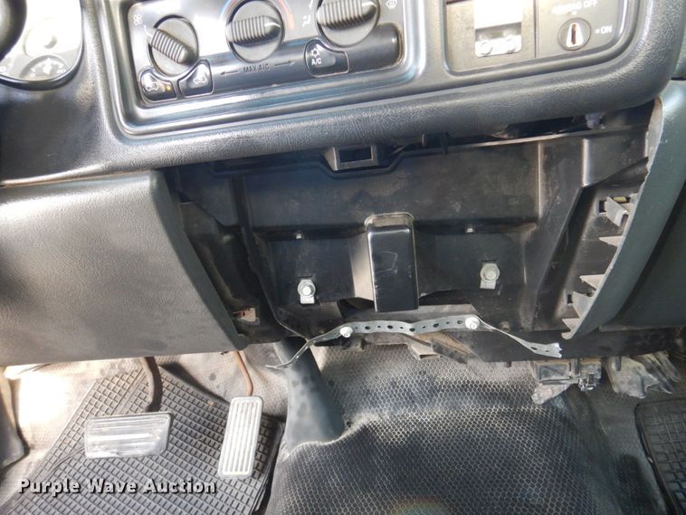 image for item MW9305 2000 Chevrolet Silverado 1500  pickup truck