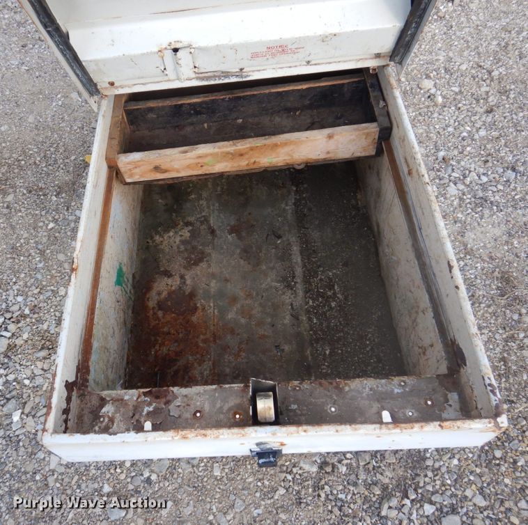 image for item MW9305 2000 Chevrolet Silverado 1500  pickup truck