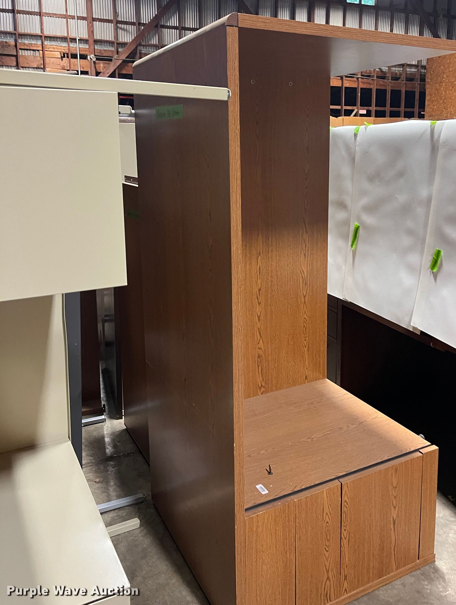 (11) desks in Hutchinson, KS Item MA9703 sold Purple Wave