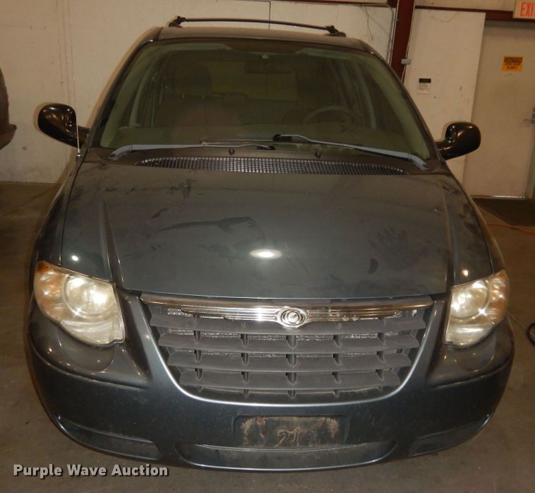 image for item DI6763 2005 Chrysler Town & Country LX  van