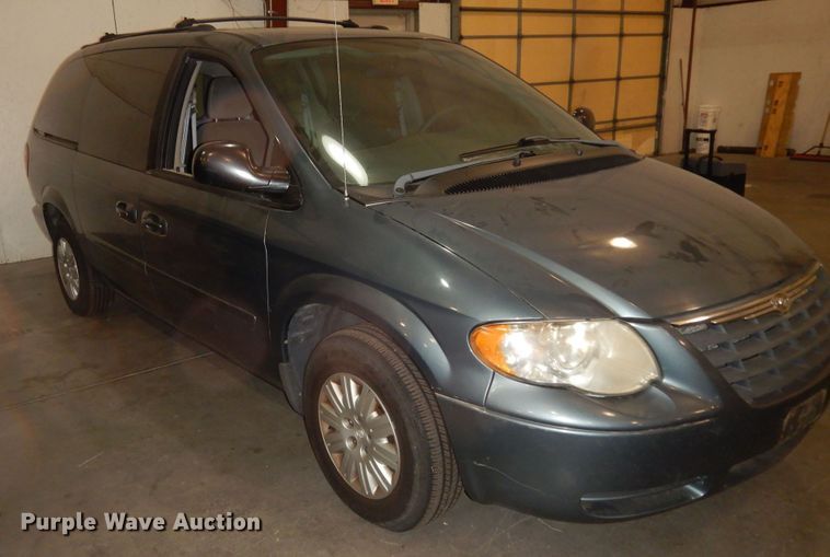 image for item DI6763 2005 Chrysler Town & Country LX  van