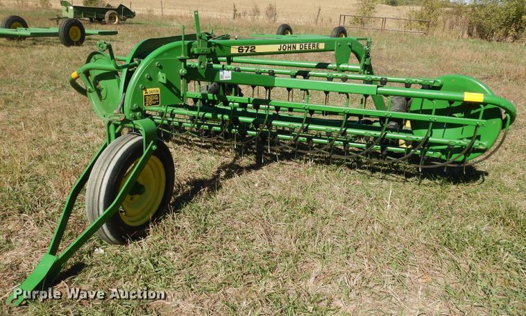 image for item DI6761 John Deere 672  hay rake