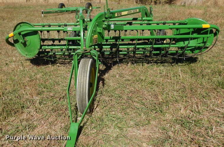 image for item DI6761 John Deere 672  hay rake