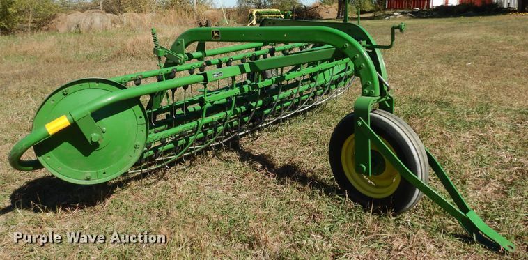 image for item DI6761 John Deere 672  hay rake
