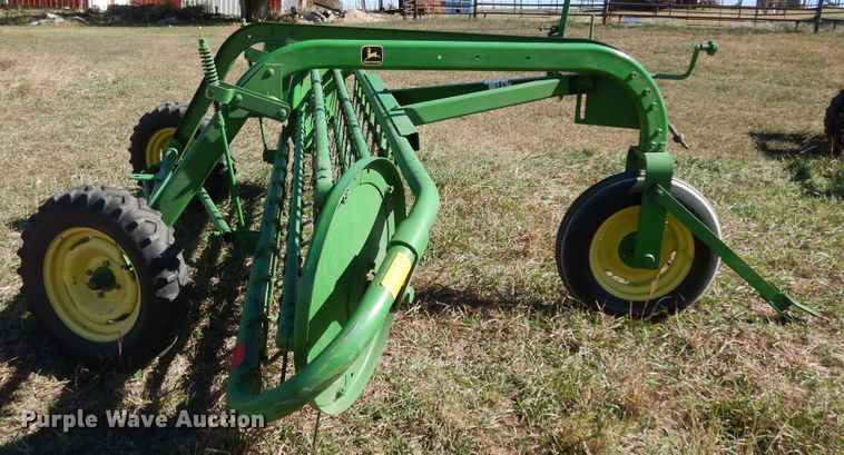 image for item DI6761 John Deere 672  hay rake