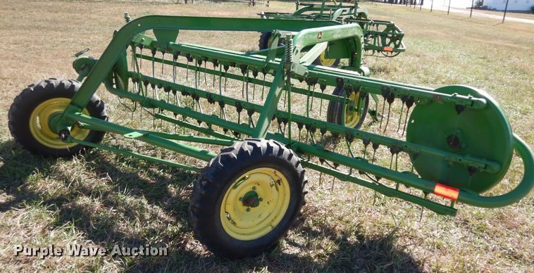 image for item DI6761 John Deere 672  hay rake