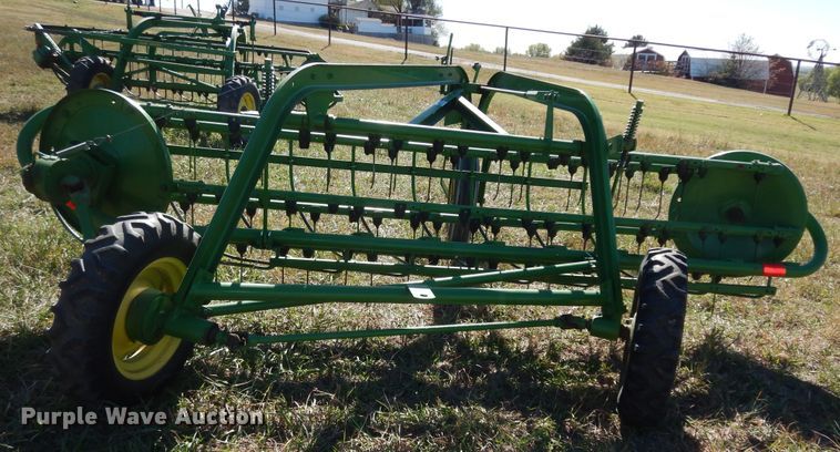 image for item DI6761 John Deere 672  hay rake