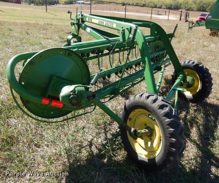 image for item DI6761 John Deere 672  hay rake
