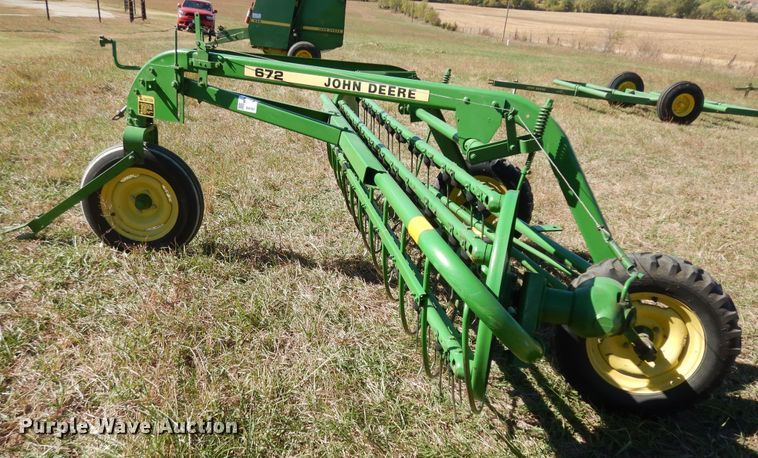 image for item DI6761 John Deere 672  hay rake