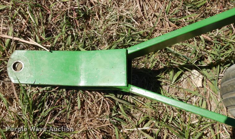 image for item DI6761 John Deere 672  hay rake