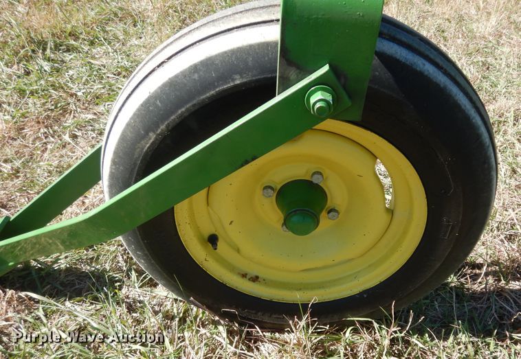 image for item DI6761 John Deere 672  hay rake