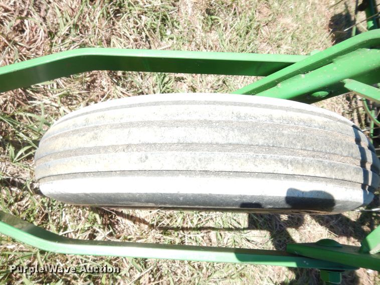 image for item DI6761 John Deere 672  hay rake