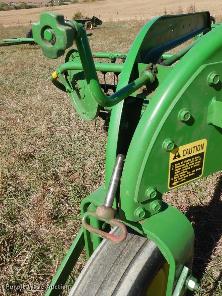 image for item DI6761 John Deere 672  hay rake