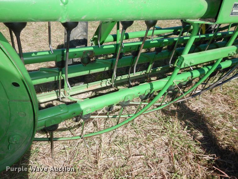 image for item DI6761 John Deere 672  hay rake