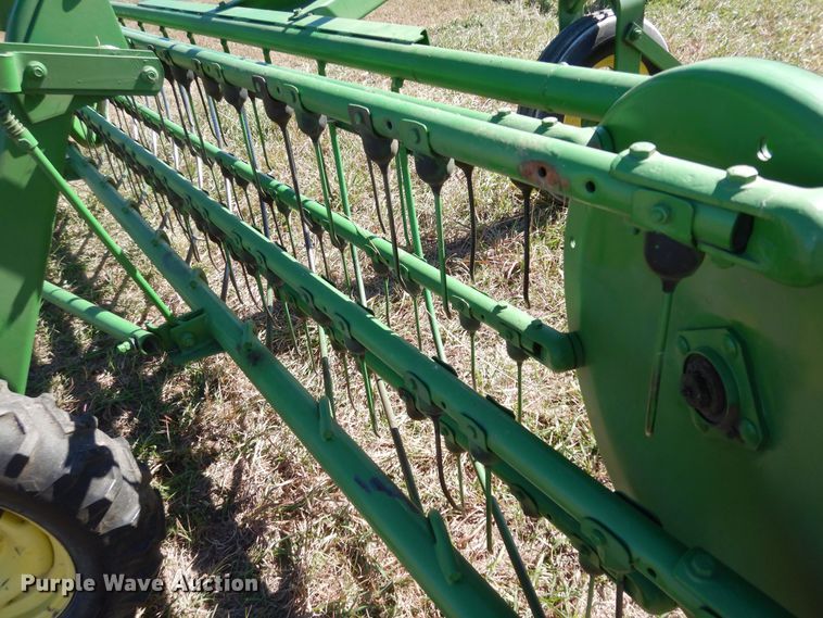 image for item DI6761 John Deere 672  hay rake