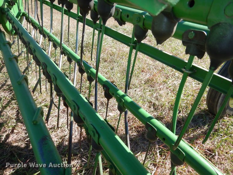 image for item DI6761 John Deere 672  hay rake