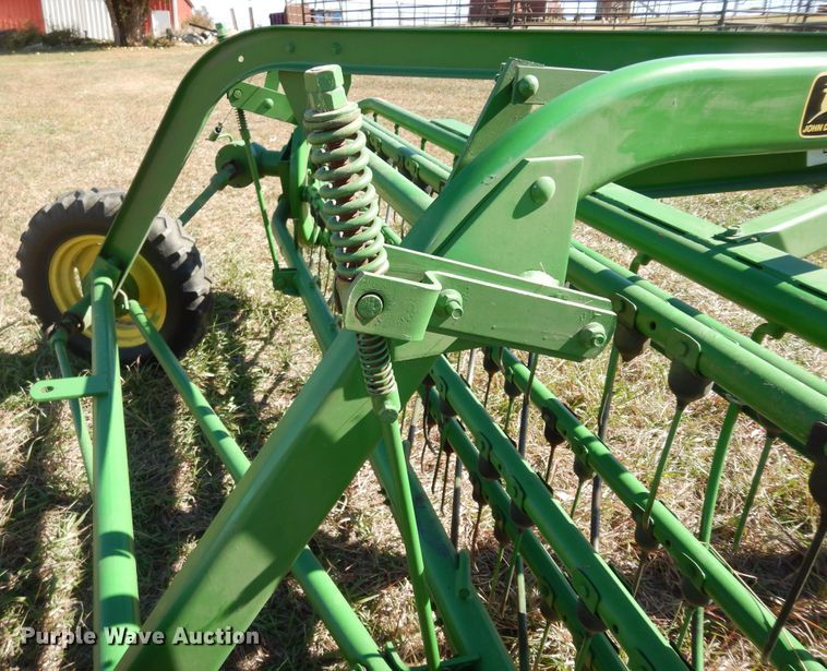image for item DI6761 John Deere 672  hay rake