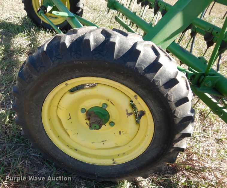 image for item DI6761 John Deere 672  hay rake