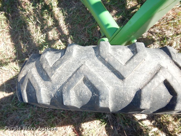 image for item DI6761 John Deere 672  hay rake