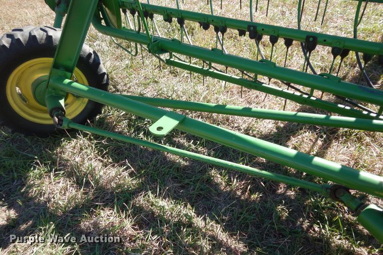 image for item DI6761 John Deere 672  hay rake