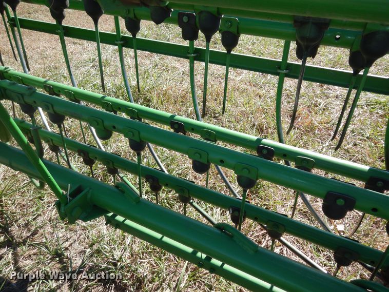 image for item DI6761 John Deere 672  hay rake