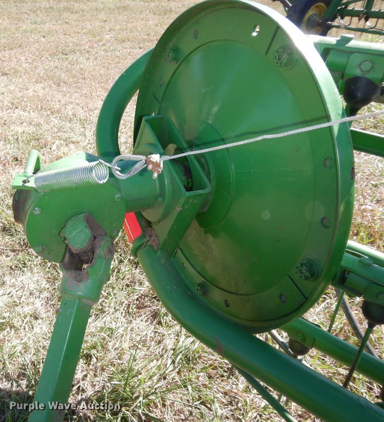 image for item DI6761 John Deere 672  hay rake