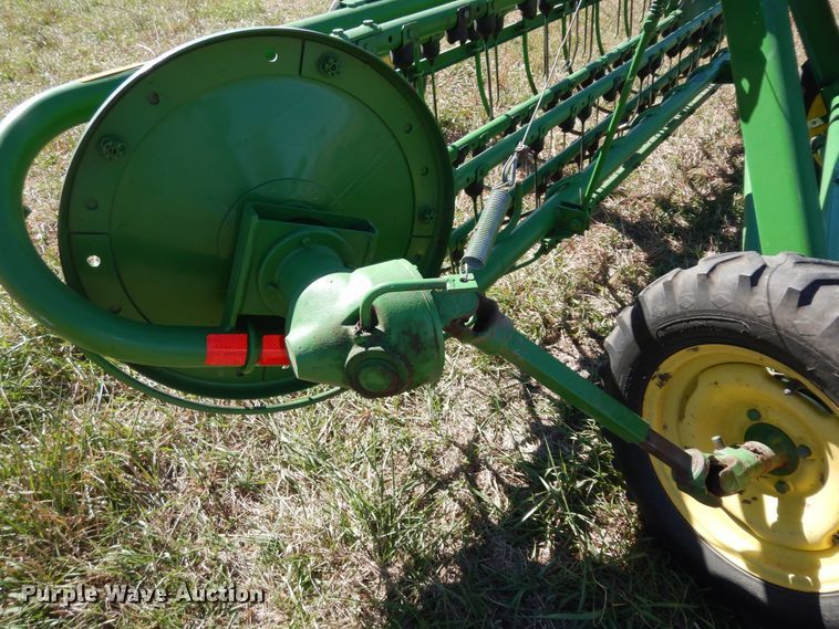 image for item DI6761 John Deere 672  hay rake