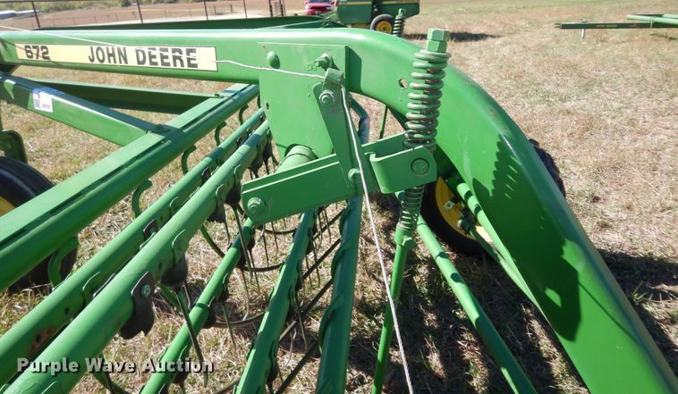 image for item DI6761 John Deere 672  hay rake
