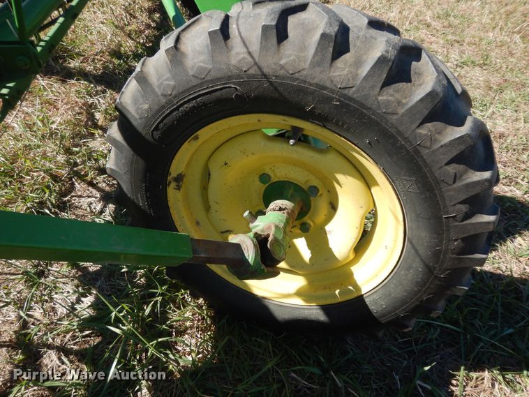 image for item DI6761 John Deere 672  hay rake