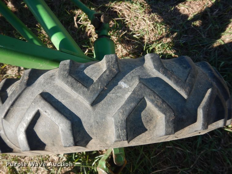 image for item DI6761 John Deere 672  hay rake