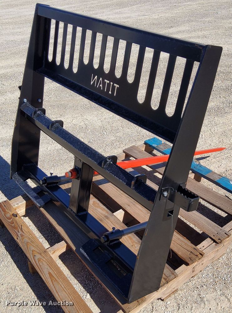 image for item DN6886 Titan  bale spear