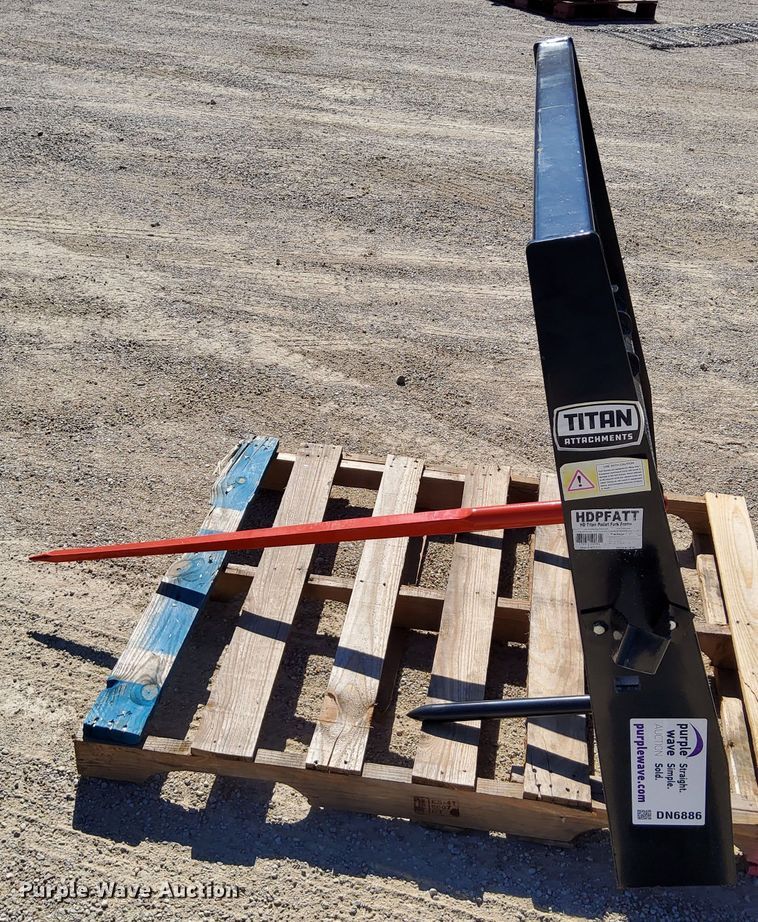 image for item DN6886 Titan  bale spear