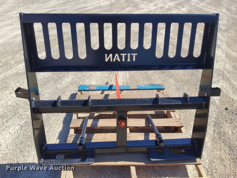 image for item DN6886 Titan  bale spear