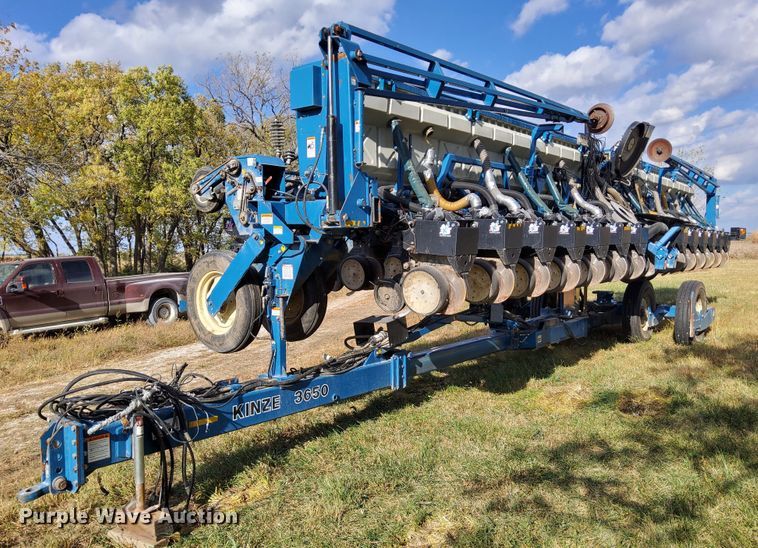 image for item DN6895 Kinze 3650  split row planter