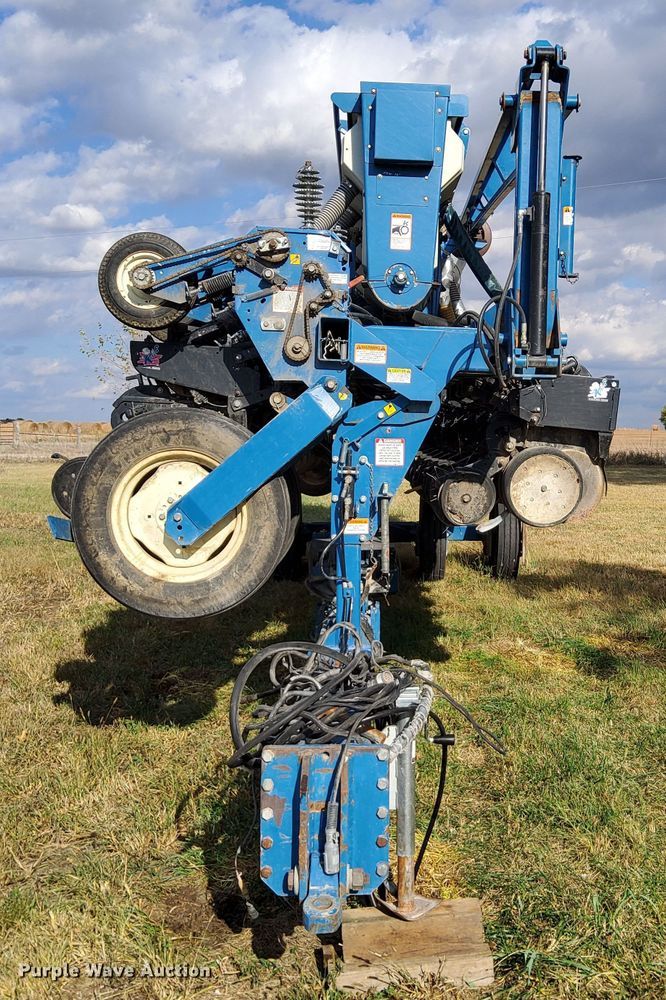image for item DN6895 Kinze 3650  split row planter