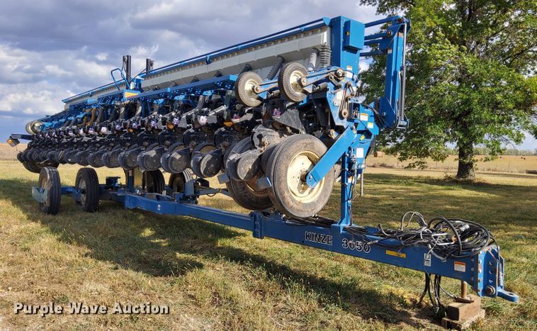 image for item DN6895 Kinze 3650  split row planter