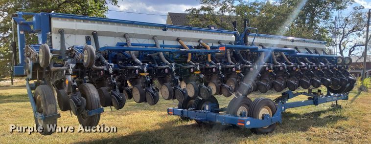 image for item DN6895 Kinze 3650  split row planter