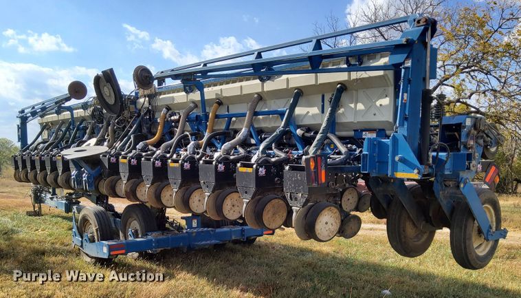 image for item DN6895 Kinze 3650  split row planter