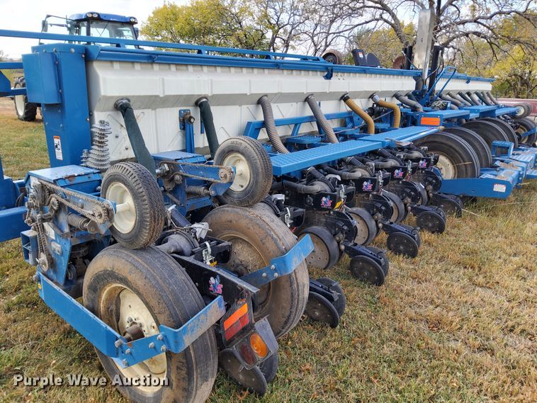 image for item DN6895 Kinze 3650  split row planter