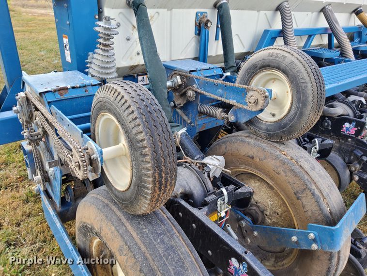 image for item DN6895 Kinze 3650  split row planter