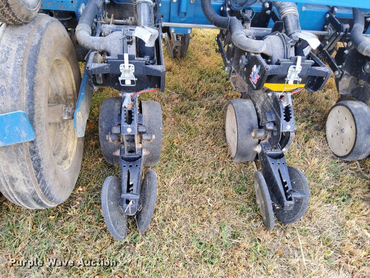 image for item DN6895 Kinze 3650  split row planter