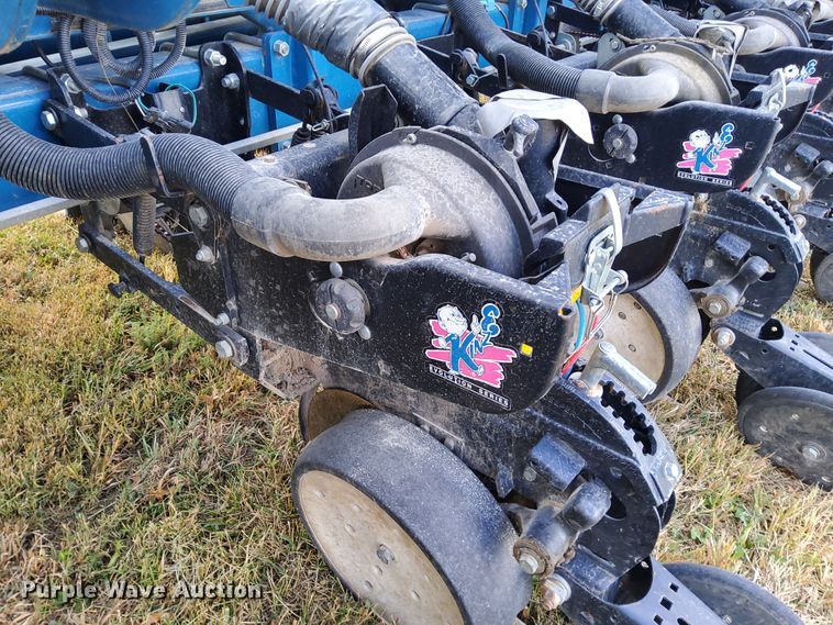 image for item DN6895 Kinze 3650  split row planter